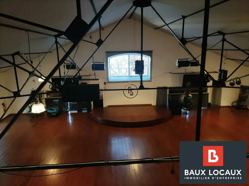 Location local commercial en R+1 529 m² Salon de Provence