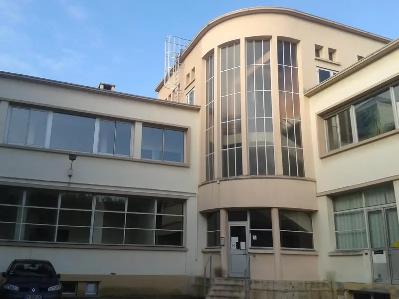 A LOUER OU A VENDRE - PROCHE PREFECTURE - LOCAUX RENOVES. 
