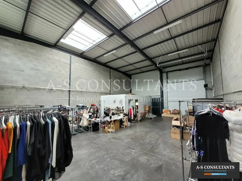 Entrepôt / Activité à louer - Saint-Pierre-De-Chandieu (69780) - 150 m² - 1 4...