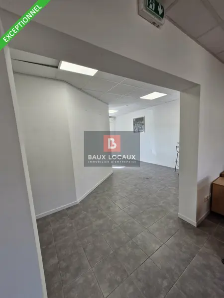  ZI LA VALDUC TRES BEAU BUREAU DE 88 m2 A FOS SUR MER A LOUER