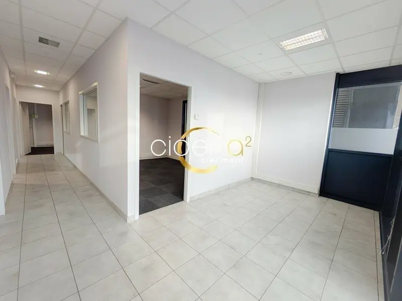 A louer bureaux avec vitrine d'environ 80m² accessible PMR