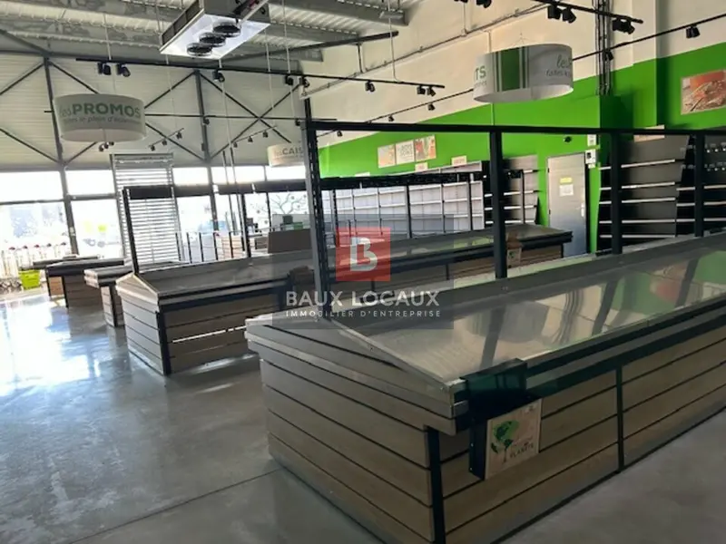 LOCAL COMMERCIAL EN BORDURE DE ROCADE