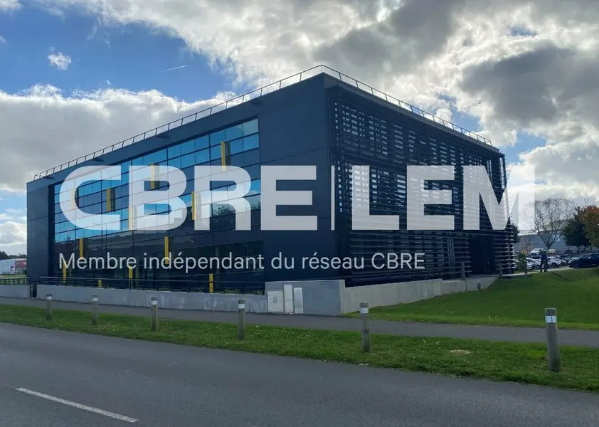 TRES BEL IMMEUBLE A LOUER AU NORD DE CAEN.