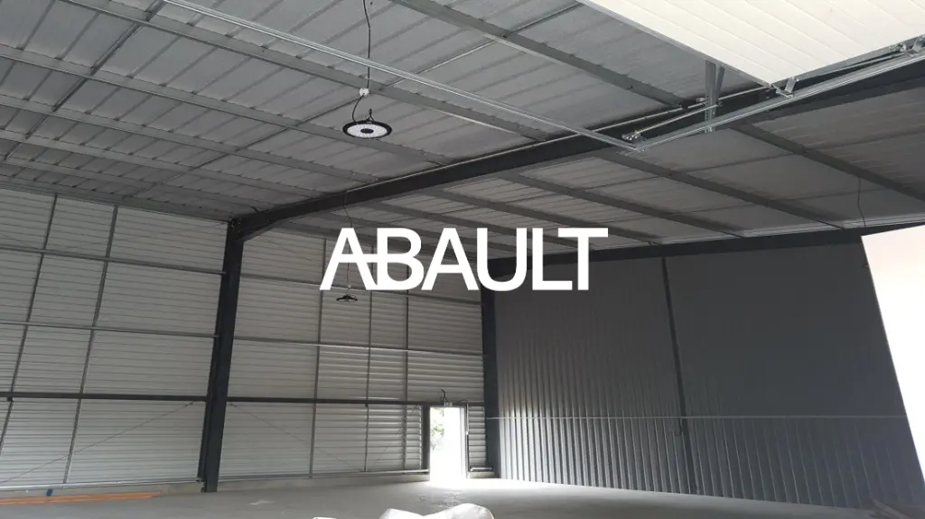A LOUER ZA THIBAUD LOCAL D'ACTIVITES D'ENVIRON 304 M²   