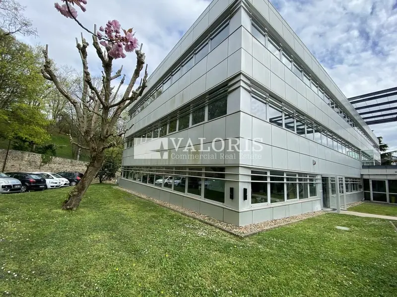 A louer Bureaux 912m² Écully