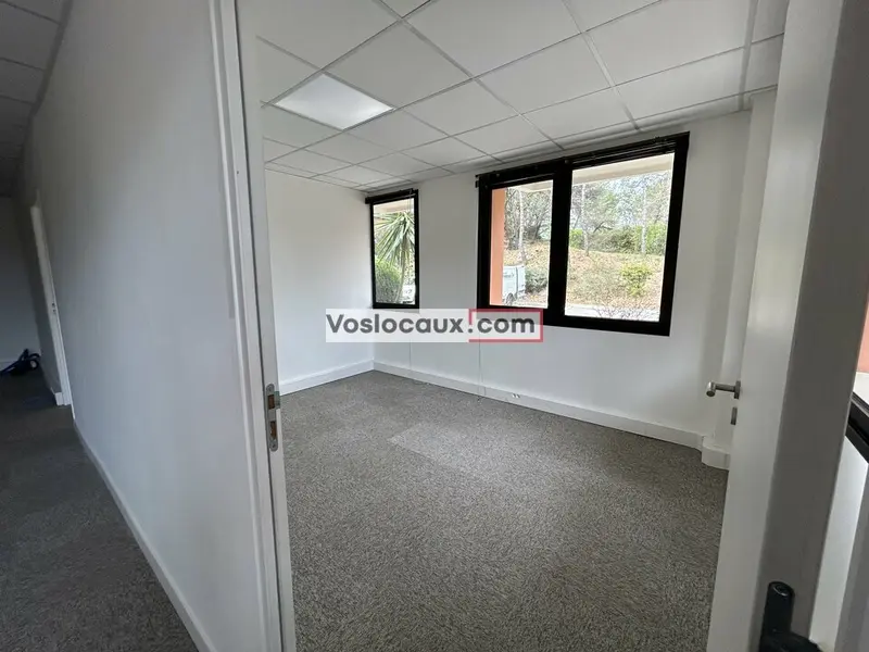 A la location : Bureaux  de 350 m² à SOPHIA ANTIPOLIS - LES BOUILLIDES
