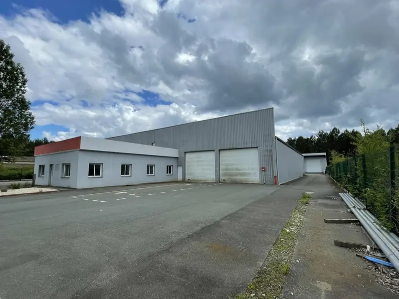 A louer Entrepôt 1000m² Saucats