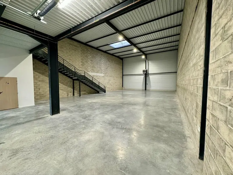 A louer Locaux d'activité 366m² Le Thillay