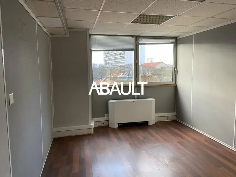 A LOUER BUREAUX MÉTRO BARRIÈRE DE PARIS 270M2 ENVIRON