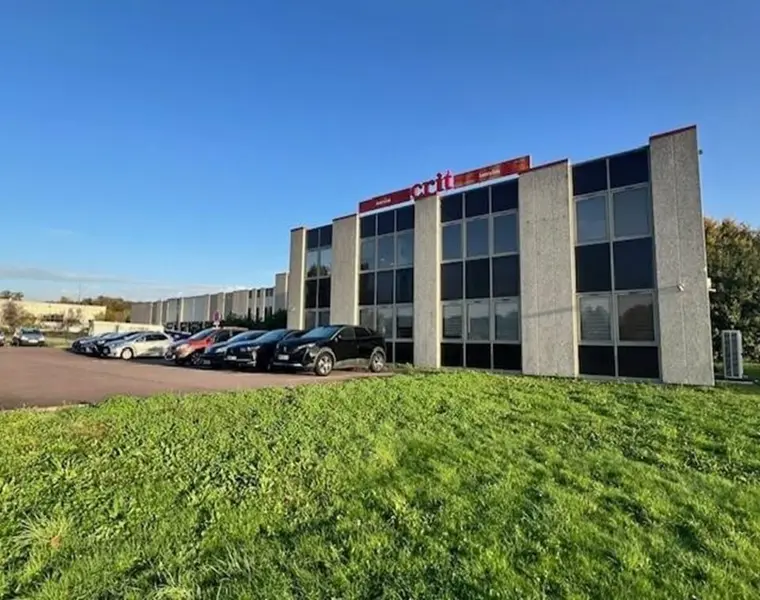 Très belle visibilité en façade A13.
