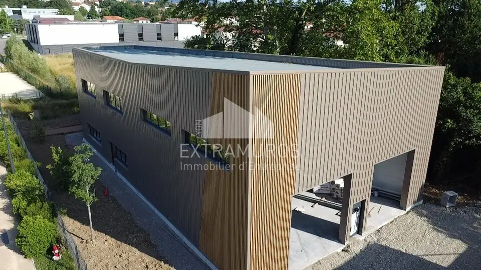Local d'activités neuf indépendant de 360m² à Brindas 