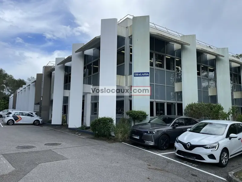 A la location : Bureaux de 298m² à Sophia-Antipolis