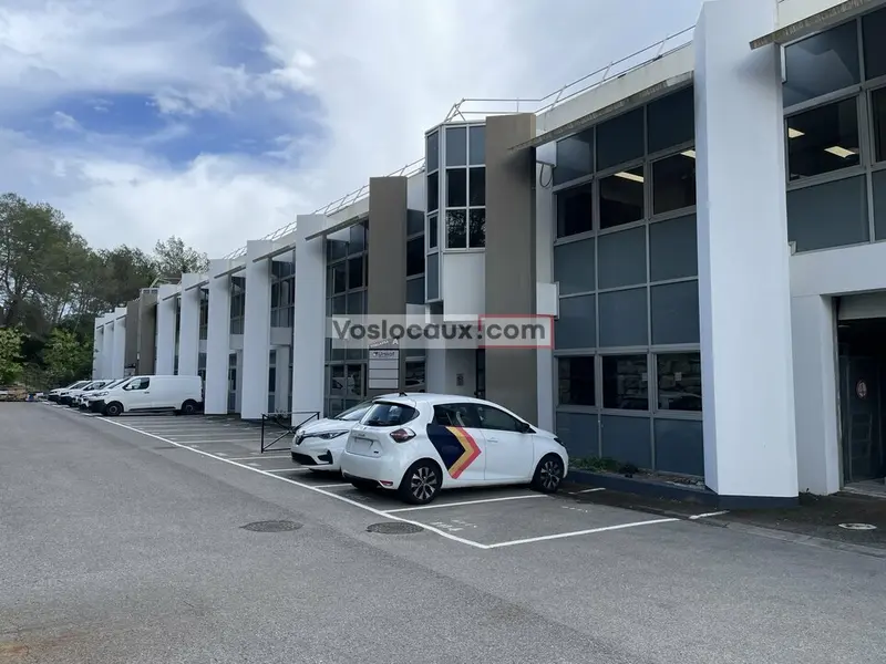 A la location : Bureaux de 327 m² à Sophia-Antipolis