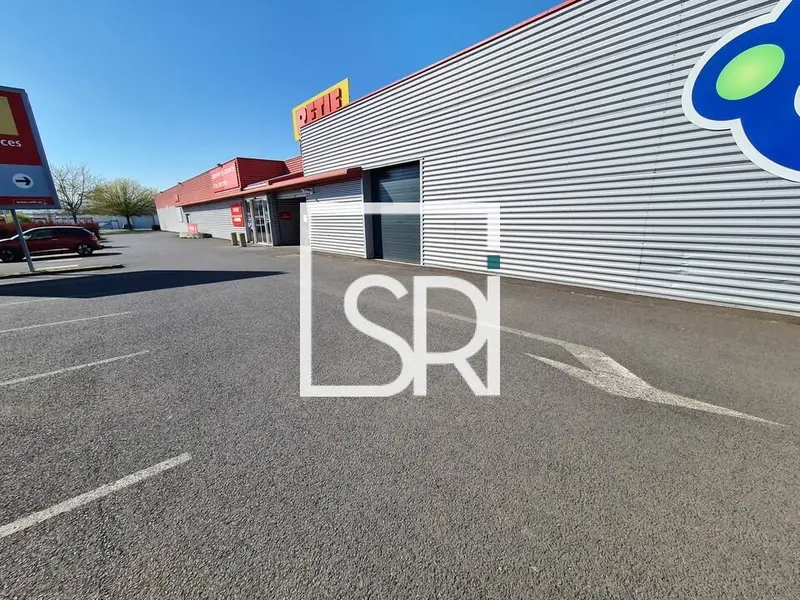 RARE - VENTE LOCAL COMMERCIAL - ZONE COMMERCIALE - 63370 LEMPDES