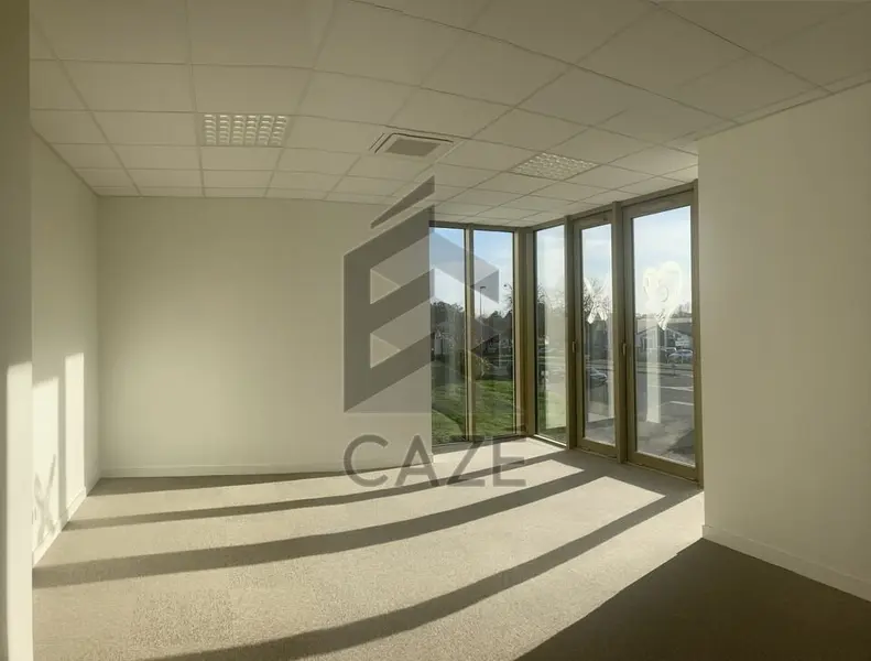 Bureau à louer - Saintes (17100) - 157 m² - 2 669 €/mois