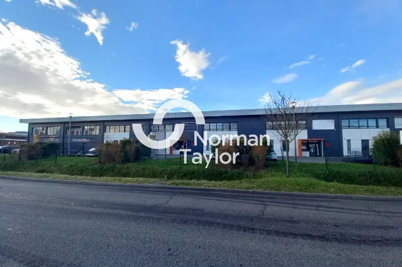 Entrepôt / Activité à louer - Saint-Quentin-Fallavier (38070) - 975 m² - 1 20...