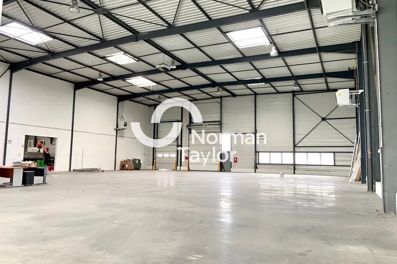 Entrepôt / Activité à louer - Saint-Priest (69800) - 2841 m²