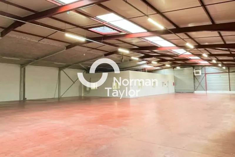 Entrepôt / Activité à louer - Corbas (69960) - 3828 m² - 35 090 €/mois