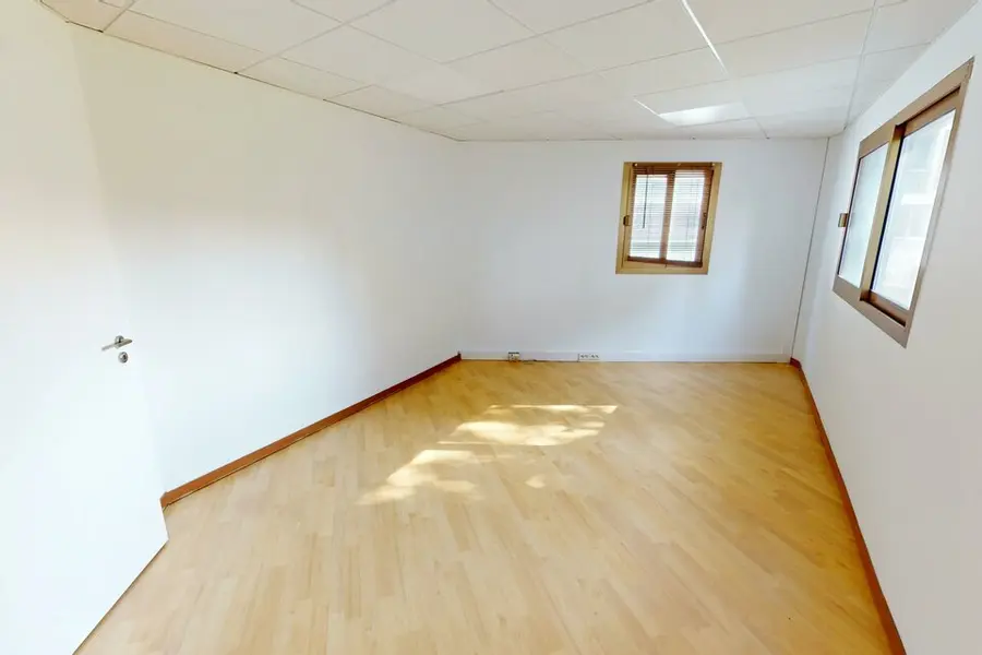 Bureau à louer - Saint-Laurent-Du-Var (06700) - 100 m² - 1 100 €/mois