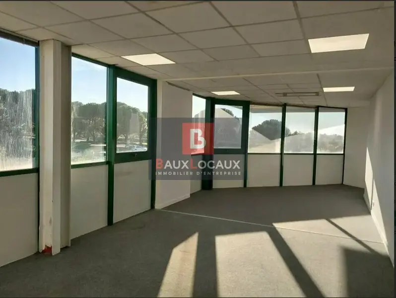 Bureau à louer - Garons (30128) - 1333 m² - 9 331 €/mois