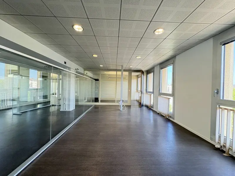 Bureau à louer - Villeurbanne (69100) - 796 m² - 9 958 €/mois