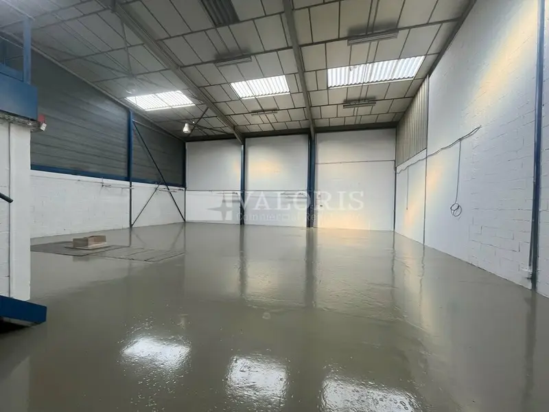 Entrepôt / Activité à louer - Chassieu (69680) - 350 m² - 2 333 €/mois