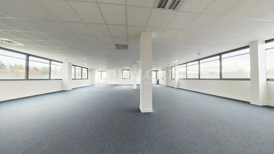 Bureau à louer - Saint-Priest (69800) - 1374 m² - 13 740 €/mois
