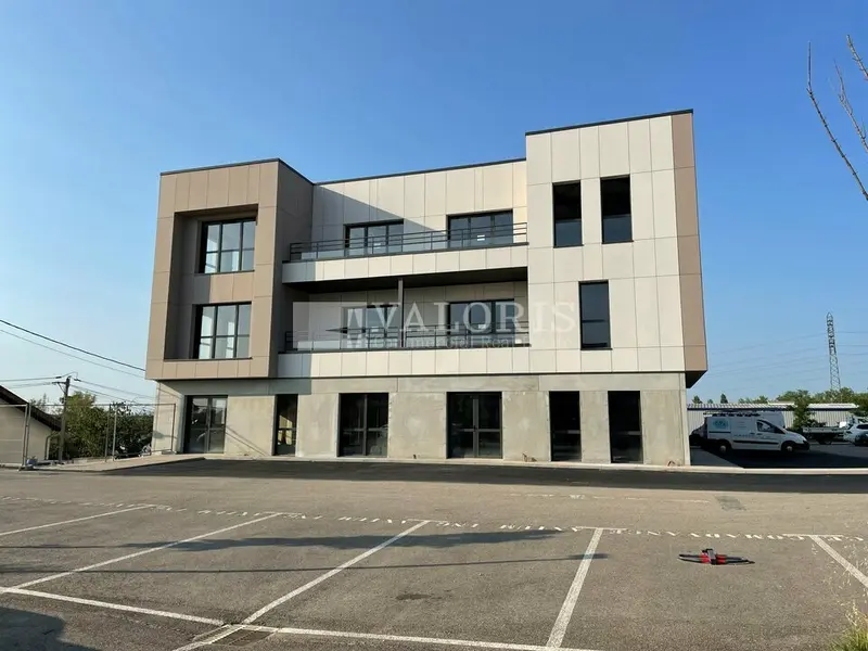 A vendre Bureaux 1487m² Limas