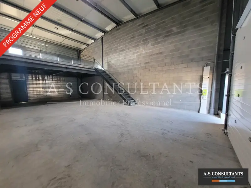 Entrepôt / Activité à louer - Saint-Priest (69800) - 145 m² - 1 450 €/mois