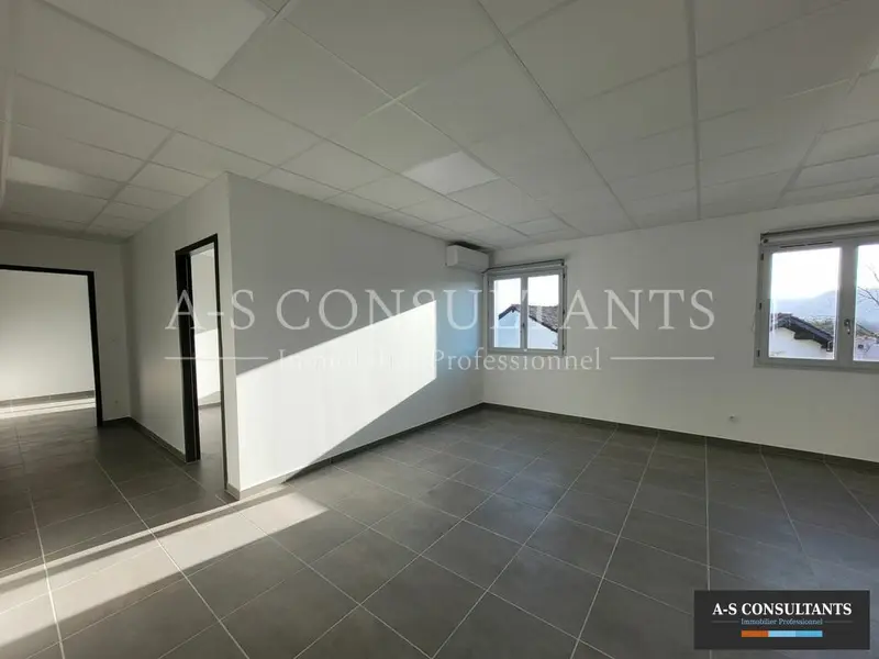 Bureau à louer - Chanas (38150) - 91 m² - 1 568 €/mois