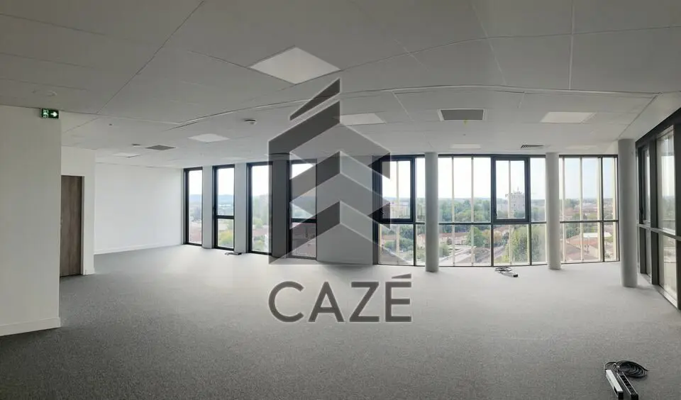 Bureau à louer - Bordeaux (33800) - 1380 m² - 24 150 €/mois
