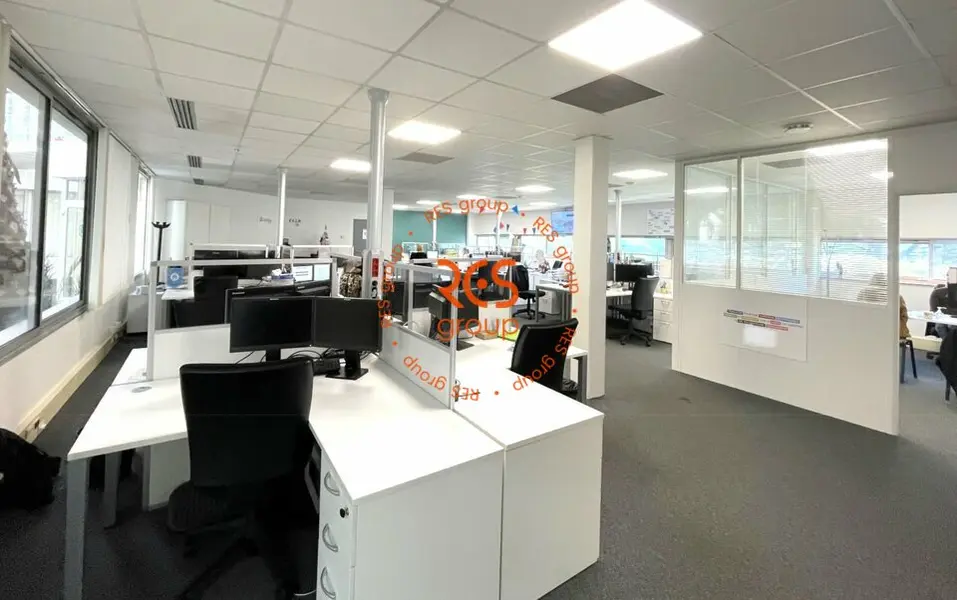 Bureau à louer - Bordeaux (33300) - 1135 m² - 12 768 €/mois