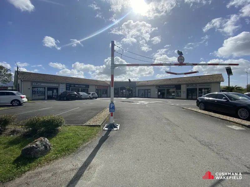 Local Commercial à louer - Cavignac (33620) - 226 m² - 1 900 €/mois