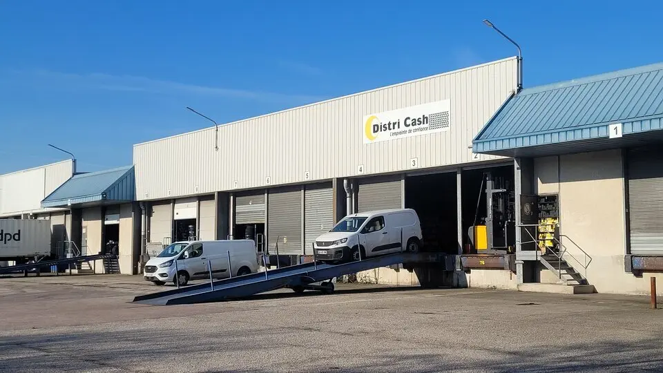 Entrepôt / Activité à louer - Saint-Étienne-Du-Rouvray (76800) - 2023 m² - 8 ...