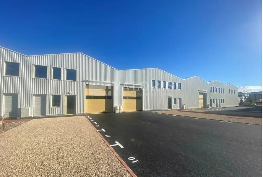 Entrepôt / Activité à louer - Vaulx-En-Velin (69120) - 871 m² - 8 710 €/mois