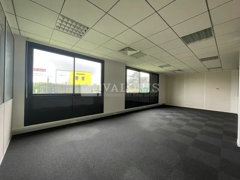 Bureau à louer - Chassieu (69680) - 340 m² - 2 550 €/mois