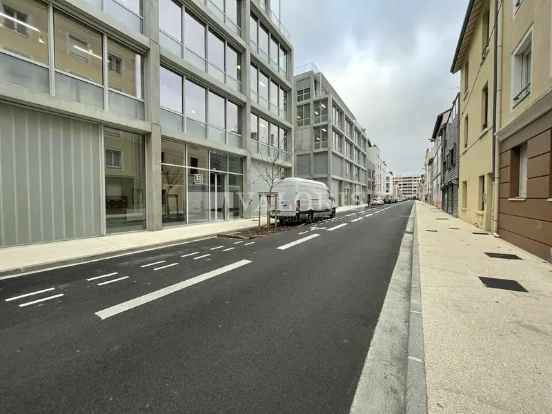 Bureau à louer - Villeurbanne (69100) - 980 m² - 13 066 €/mois