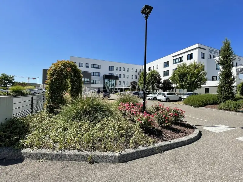 Bureau à louer - Genas (69740) - 975 m² - 10 562 €/mois
