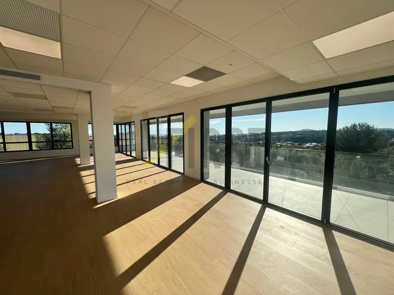 Bureau à louer - Valbonne (06560) - 984 m² - 18 450 €/mois