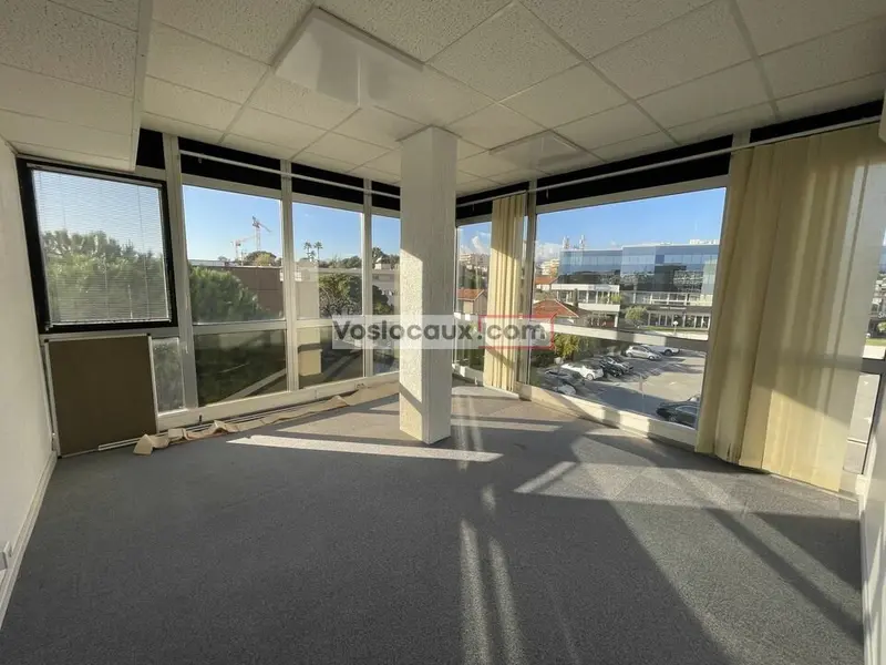 Bureau à louer - Saint-Laurent-Du-Var (06700) - 147 m² - 2 817 €/mois
