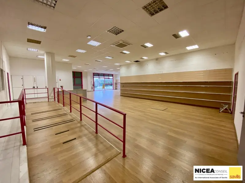Entrepôt / Activité à louer - Villeneuve-Loubet (06270) - 1000 m² - 10 000 €/...