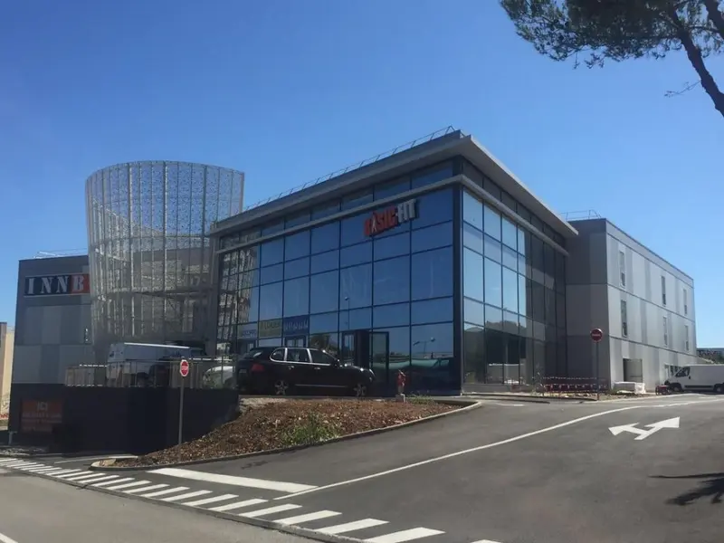 Local Commercial à louer - Antibes (06160) - 1800 m² - 75 000 €/mois
