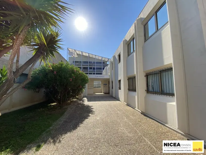 Bureau à louer - Saint-Laurent-Du-Var (06700) - 840 m² - 13 600 €/mois