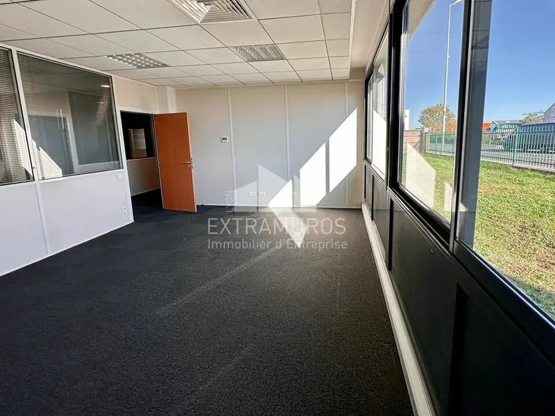 Bureau à louer - Chassieu (69680) - 340 m² - 2 975 €/mois