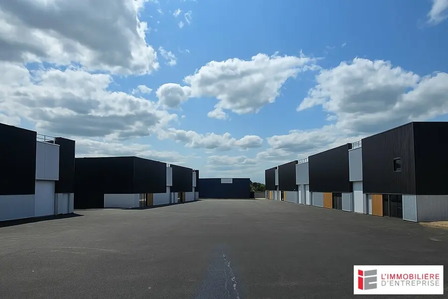Entrepôt / Activité à louer - La Chapelle-Des-Fougeretz (35520) - 300 m² - 2 ...