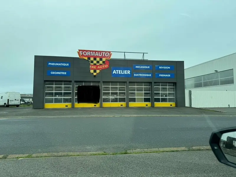 Local Commercial à louer - Plougoulm (29250) - 499 m² - 5 000 €/mois