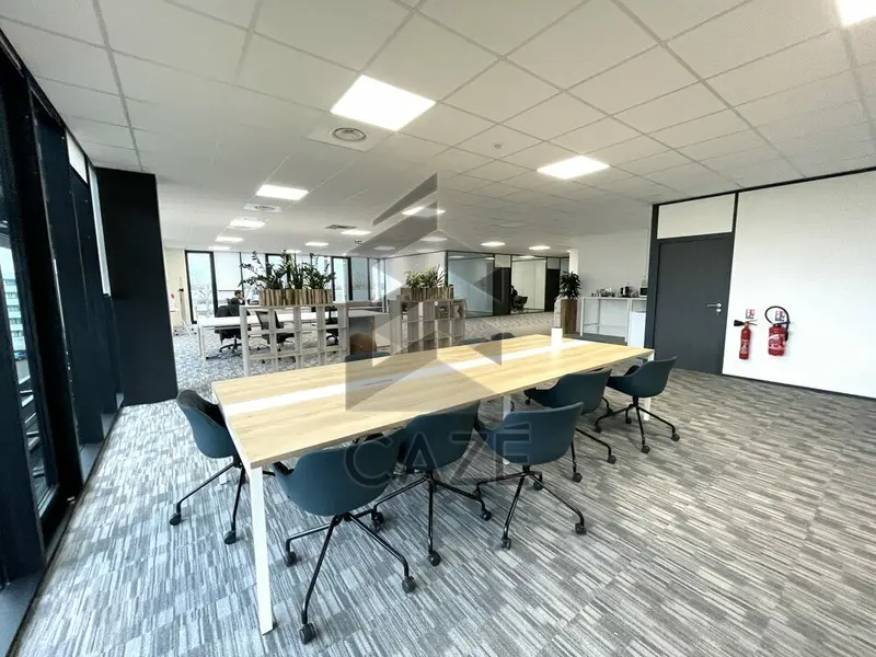SUPERBES BUREAUX A LOUER - MERIGNAC - PIED DE TRAMWAY - AMENAGES