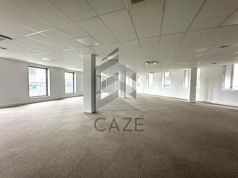 Bureau à louer - Bordeaux (33800) - 3545 m² - 62 050 €/mois