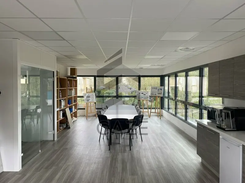 Bureau à louer - Bruges (33520) - 250 m² - 3 000 €/mois