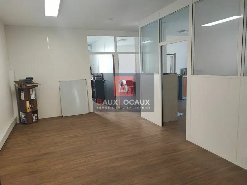 Bureau à louer - Salon-De-Provence (13300) - 141 m² - 1 800 €/mois